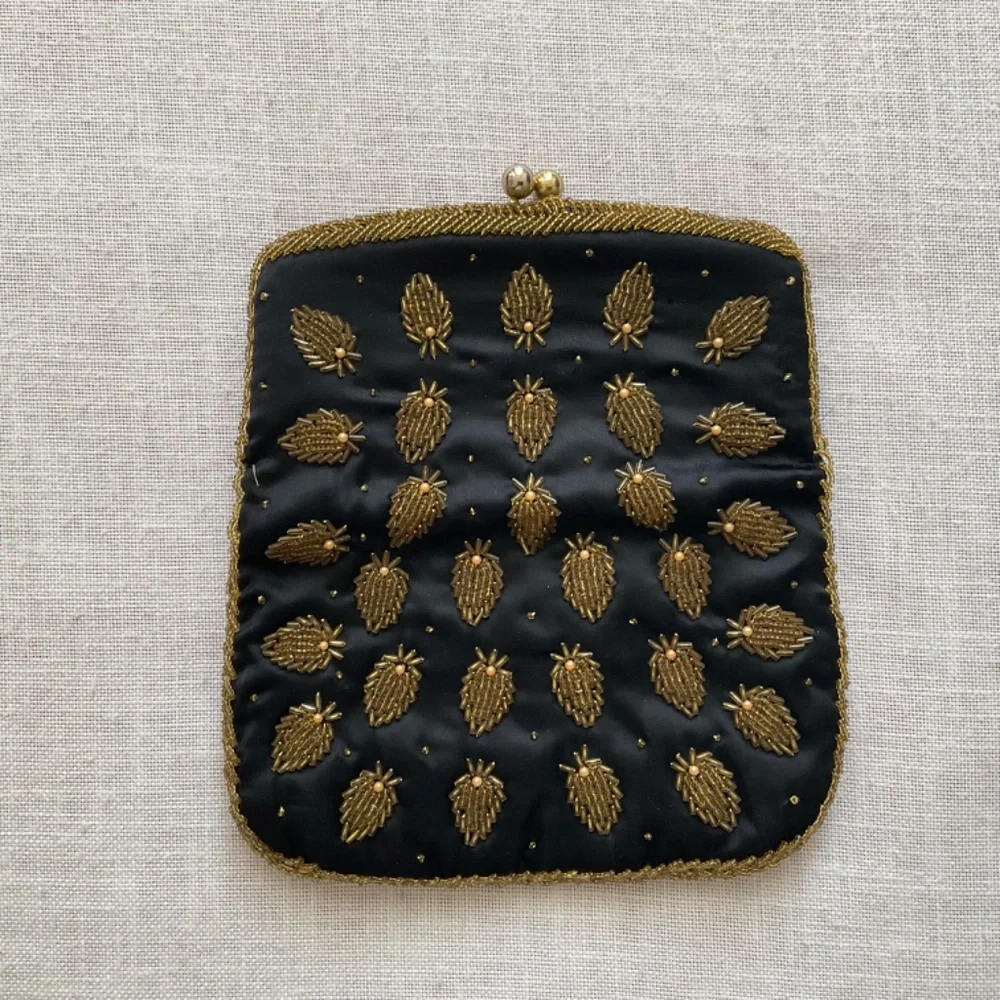 •Vintage  70s Handcrafted Black Silk Pineapple Shaped Beading Purse Clutch